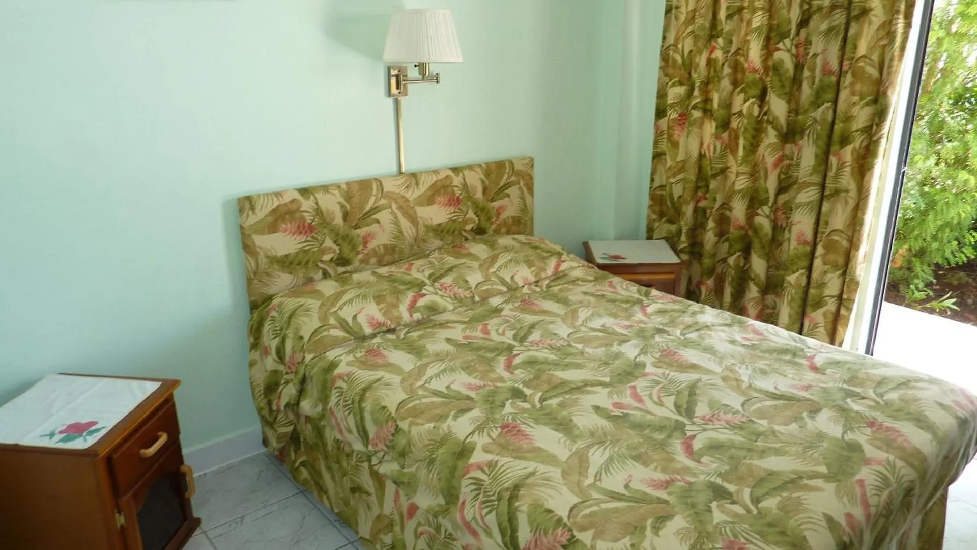 Couette-café Bed and Breakfast The Hummingbird à Bon Accord Village